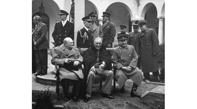 Чърчил, Рузвелт и Сталин определят бъдещето на Европа на конференцията в Ялта.