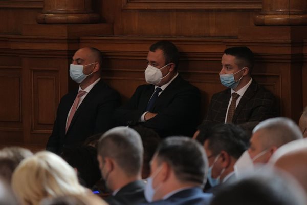 Депутати на БСП с маски