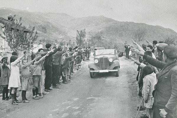 Българите в Северна Гърция посрещат немските войски, разчитайки, че ще има справедливост.