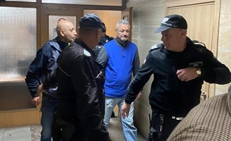 Ухилени до трупа, пили бира обвинените в убийството в центъра на Пловдив