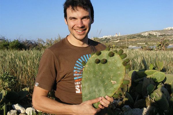 Захариев показва лист от кактус в Малта.
СНИМКИ: ЛИЧЕН АРХИВ