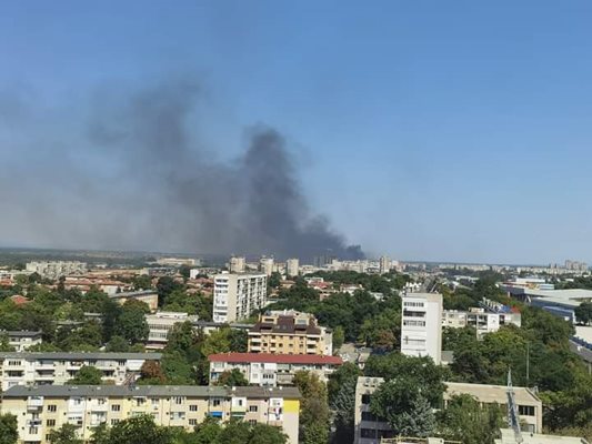 Периодично от Шекер махала и "Столипиново" се издига гъст черен дим, който се разпростира върху града.