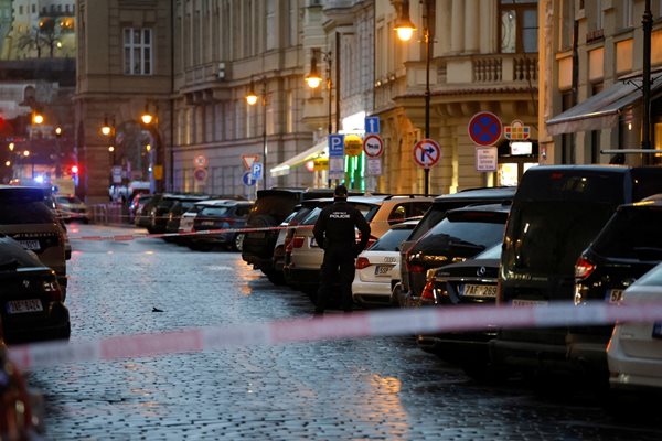 15 са убитите при стрелбата в Прага, видели стрелеца на покрива на университета (Обновена, видео)