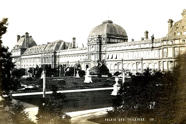 Паркът на двореца Тюйлери в Париж. Там алчният Анутан Алия напада Франсуа Пико.