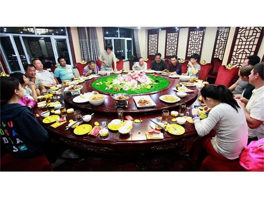 Традицион-
ната кръгла маса, която прави всички участници във вечерята равнопоставени