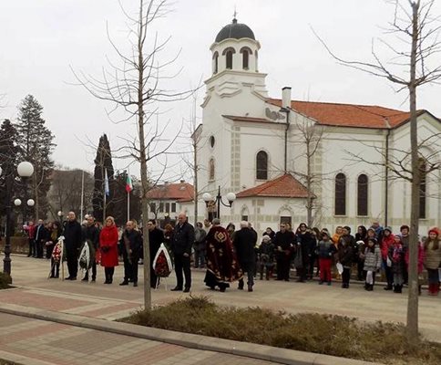 Поморийци също се поклониха пред паметта на великия българин, церемонията бе до  храма в центъра на града.