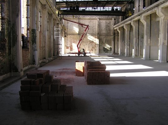 Порутените и запуснати халета на завода в Катовице през 2003 г.