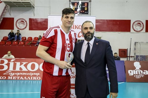 Тодор Алексиев получава наградата за най-полезен играч на мача.