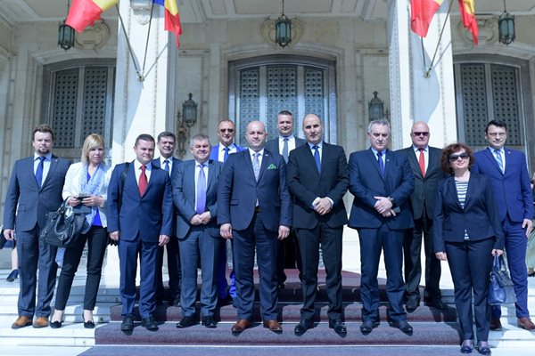 Цветанов и членове на комисията проведоха съвместно заседание с Комисията по отбрана, обществен ред и национална сигурност в Камарата на представителите в Румъния. СНИМКИ: Пресцентър на НС