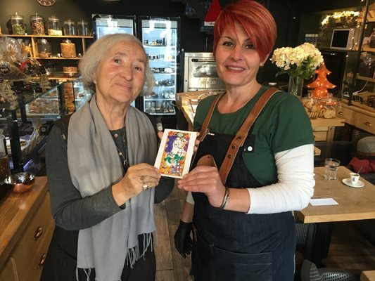 Русалия подарява картичката на Таня Хаджийска, при която всяка сутрин си пие кафето.