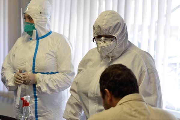 Лабораториите се задъхват да правят тестове за коронавирус. СНИМКА: ЙОРДАН СИМЕОНОВ