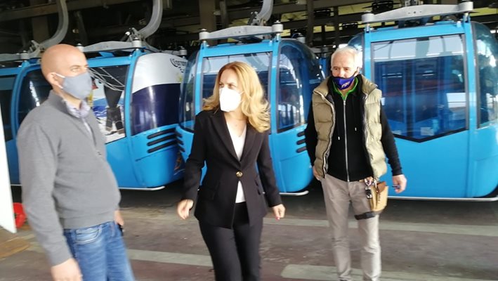Още на 10 ноември вицепремиерът и министър на туризма Марияна Николова направи внезапни проверки на зимните курорти (на снимката - на долната станция на лифта в Банско), при които установи, че предписаните мерки се спазват.