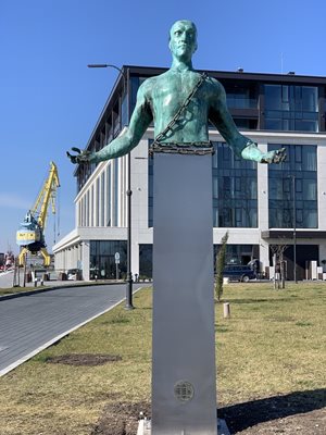 Статуята се намира в Бургас.