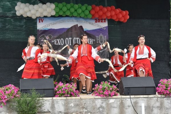 1000 самодейци събра Международният фолклорен фестивал "Ехо от Стовци" в село Смоляновци