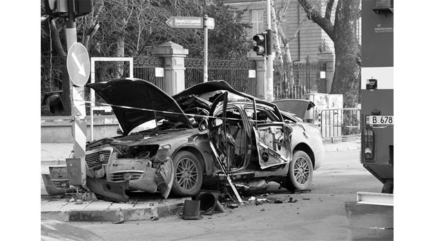 МЕСТОПРЕСТЪПЛЕНИЕ: Останки от аудито на Харасимов след взрива. 
