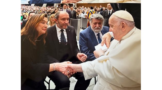 Вежди Рашидов и Снежана Бахарова на посещение при Папа Франциск в Рим през януари 2023 г.