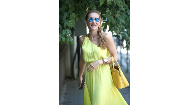 БИЖУ: На лявата си ръка Радост е сложила гривна на световноизвестната италианска дизайнерка Ана Дело Русо.