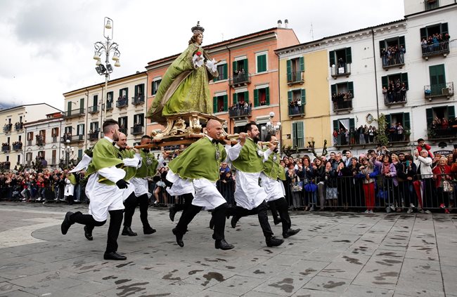 Италианци тичат на площада в град Сулмона със статуята Мадоната, която бяга, на рамене на <strong class='keys'>Великден</strong>.
