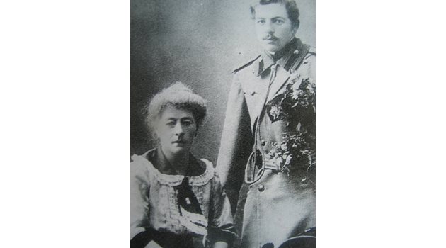 Владимир Заимов с майка си Клавдия Поликарповна-Корсак преди заминаването на фронта през 1912 г.
