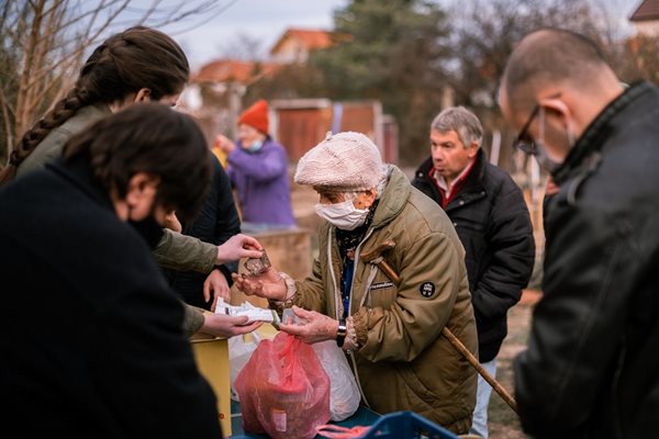 Доброволци помагат в солидарна кухня за храна.

СНИМКА: ДЕНИСЛАВ СТОЙЧЕВ