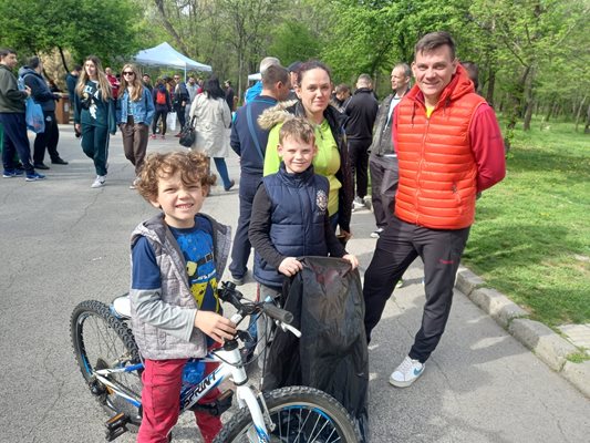 Братята Андрей и Николай и техните родители преди старта на кампанията.