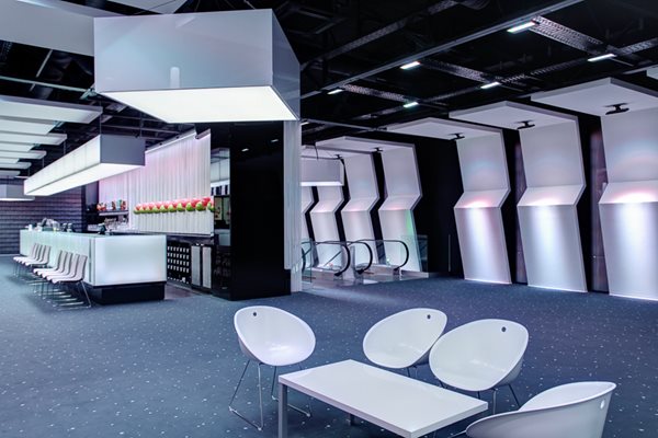 JoyStation в Студентски град предлага високотехнологична клубна сцена, боулинг зала за шампиони и пространство, което се променя с вас