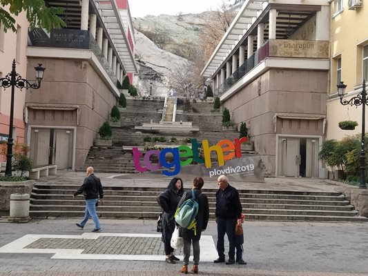 Някогашният гей бар “Калигула” е разположен под стълбището, което води към Сахат тепе.