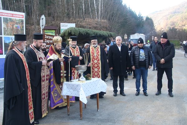 Курбанът осветиха  Архиерейският наместник епископ Висарион в съслужение със свещеници на Смолянската духовна околия.