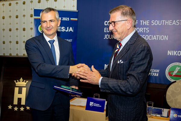 Ο Υπουργός Αθλητισμού Ντίμιταρ Ιλίεφ έλαβε αναγνωριστική πλακέτα από τον Πρόεδρο της Ευρωπαϊκής Ένωσης Αθλητικών Δημοσιογράφων Τσαρλς Καμεντζούλι.