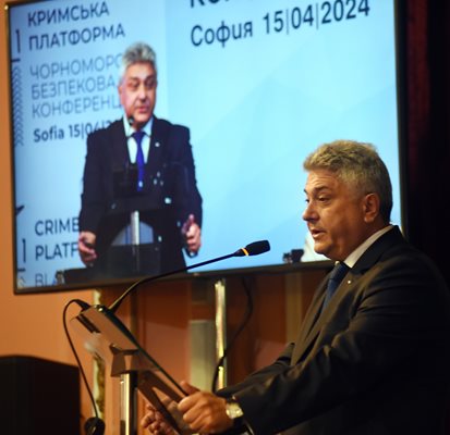 Външният министър Стефан Димитров на конференцията, на която се обяви за изпращането само на хуманитарна помощ за Украйна. 
СНИМКА: ВЕЛИСЛАВ НИКОЛОВ
