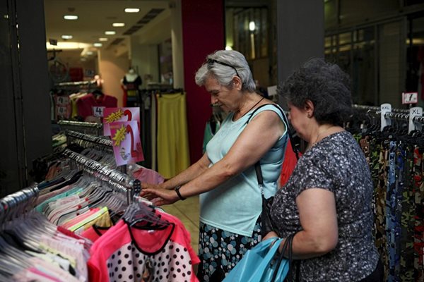 Гъркини гледат разпродажби в магазин за дрехи в Атина.