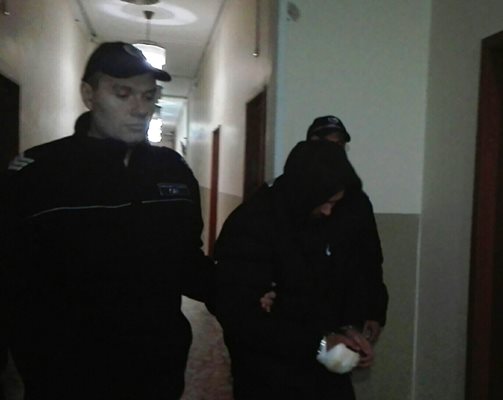 Росен Минасян влиза под конвой в Бургаския районен съд. Снимка:Елена Фотева