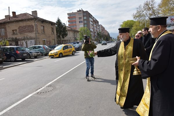 Свещеници поръсиха за здраве и безаварийно пътуване ремонтираната улица.