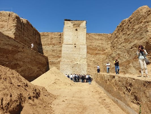 На върха на кулата е имало величествен храм, чийто останки археолозите ще събират, за да го възстановят. Снимки: 24 часа