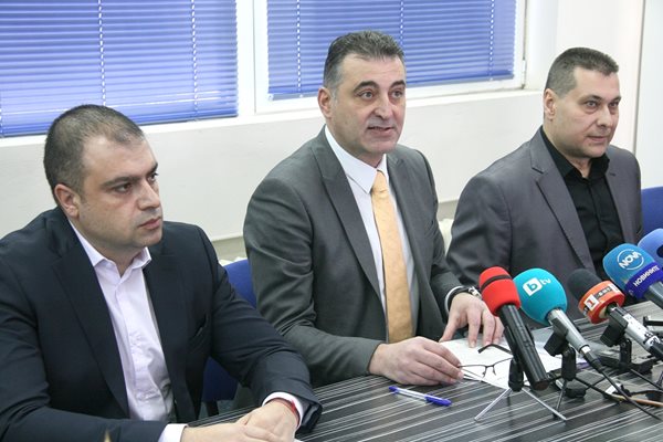 Окръжният прокурор Румен Попов /в средата/ и шефът на полицията Йордан Рогачев изнесоха данни за арестуваната шефка.
