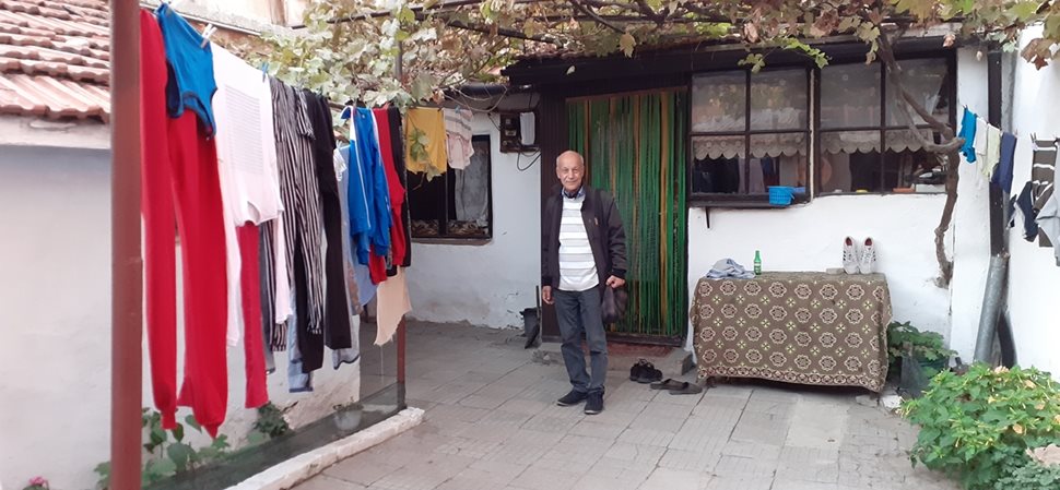 Георги Калайджиев пред родната си къща в ромската махала в Сливен