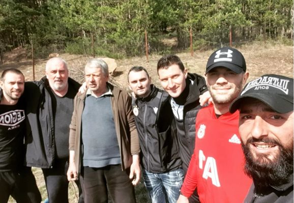 Феновете на ЦСКА се снимаха със своя благодетел по време на мача в Бистрица.
