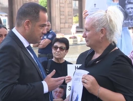Министър Калин Стоянов пое личен ангажимент към майката на Митко от Цалапица убиецът му да бъде заловен.

СНИМКА: МВР