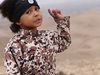Четиригодишният касапин на “Даеш” Джихади Джуниър екзекутира 4-ма затворници на групировката в ново смразяващо видео, съобщи в. “Дейли мейл”. В клипа Иса Даре, както се казва детето, стои до кола, в която има 4 предполагаеми шпиони. Въоръжен с дистанционно, малкият екстремист протяга ръка към небето и вика: “Аллах акбар”,