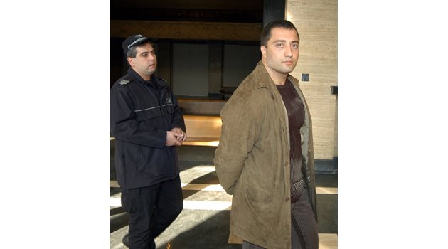 Полицай пази Димитър Желязков-Очите в Бургаския окръжен съд преди заседание по делото за разпространение на дрога.