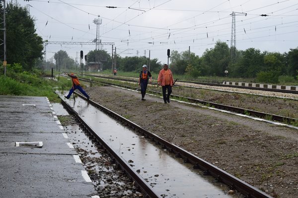 Наводнената жп линия пред гарата в Джулюница