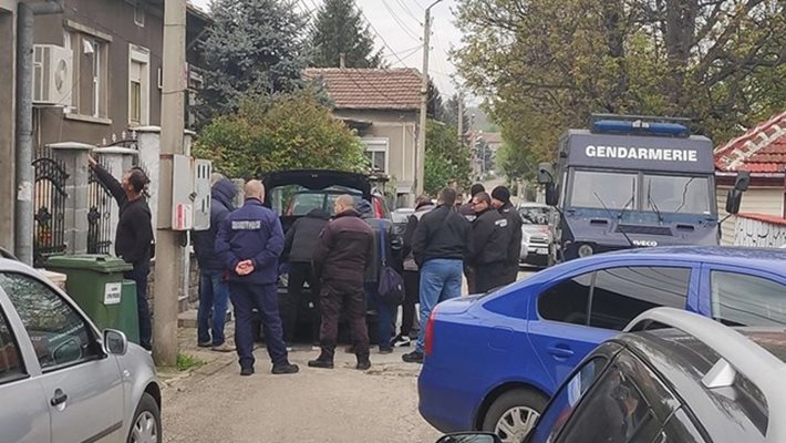 Спецченгета и прокурори претърсиха луксозните палати на ало измамниците в Горна Оряховица