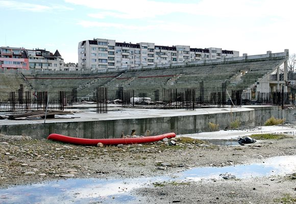 Стадион "Христо Ботев" стои недовършен от години