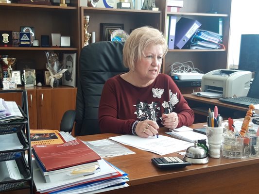 Директорката Марияна Спасова обеща наказания за съучениците. Снимки: 24 часа