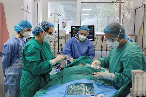Лекари правят трахеостомия на пациент в Атина.