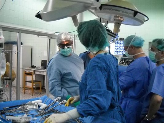 Проф. Никола Владов от ВМА (вляво) оперира пациент с чернодробно заболяване. СНИМКА: АВТОРЪТ