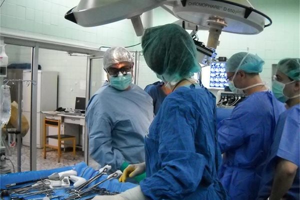 Проф. Никола Владов от ВМА (вляво) оперира пациент с чернодробно заболяване. СНИМКА: АВТОРЪТ