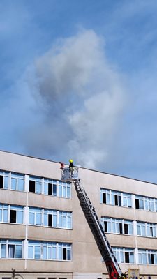 В учението гасиха и пожар, избухнал от късо съединение при труса