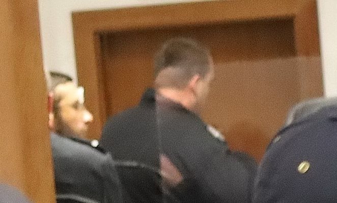 Иван Белишки влезе в съда с лепенка на лицето. Снимка РУМЯНА ТОНЕВА