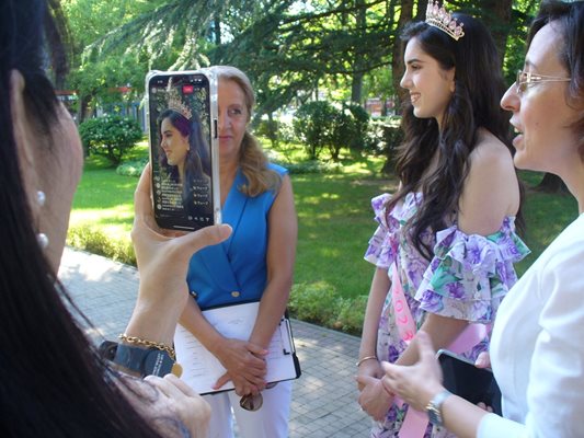 Японски туристи в Казанлък бързат да направят снимки на новата Царица Роза.
Снимка: Ваньо Стоилов